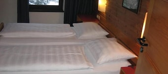 Amazing house/B&B with all amenities in a private area near the forest in Igls