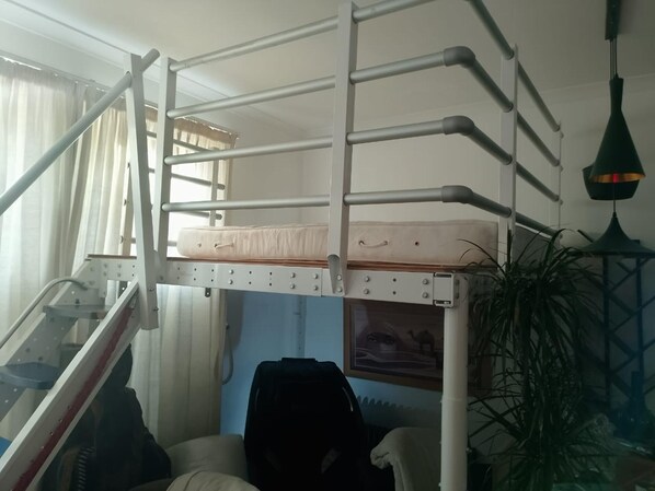 Apartament | 1 dormitori, planxa i posts de planxar, wifi gratuïta i roba de llit