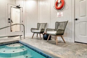 Una piscina cubierta