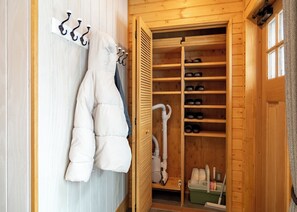 Interior entrance - Creekside Chalets Hakuba (Hakuba)