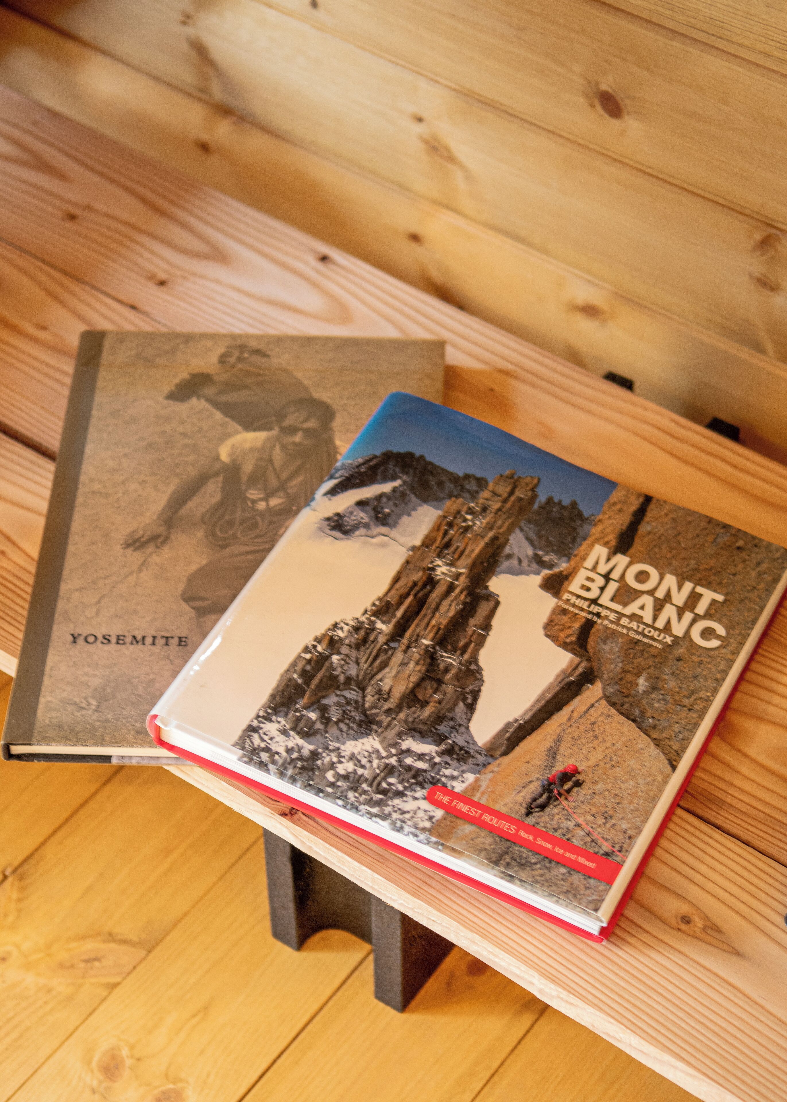 Två böcker, den ena med titeln ”Yosemite” och den andra ”Mont Blanc”, låg på en träbänk.