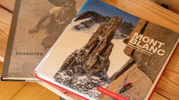 Dos libros, uno titulado 'Yosemite' y otro 'Mont Blanc', sobre un banco de madera.