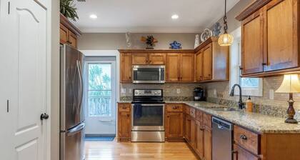 Book Today for a Great GetAway! Pet Friendly~3 Bedrooms~ Near Beach