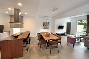 DPS4 Sun & Moon Luxury 4-bedroom Villas with Pool | Zona de estar | Smart TV de 42 pulgadas con canales por cable