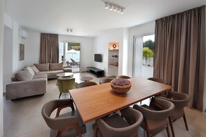 42-inch Smart TV with cable channels - Sun & Moon Luxury 4-bedroom Villa (Ayia Napa)