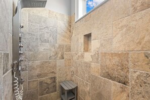 Bruser, boblebadekar, bidet, håndklæder