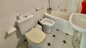 อพาร์ทเมนท์, 2 ห้องนอน, ระเบียง, วิวเมือง | ห้องน้ำ