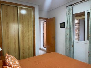 3 室のベッドルーム、アイロ  ン / アイロン台、WiFi、ベッドシーツ