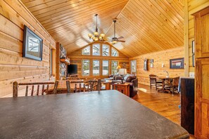 Smart-TV, peis og DVD-spiller