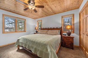 3 bedrooms, free WiFi, bed sheets - Winter Escape on Gilmore Lake! Fireplace, Two Living Areas (Lake Tomahawk)