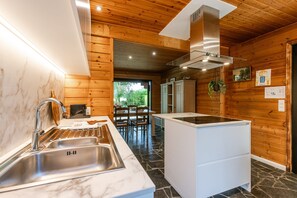 House, Accessible - Huswell - Tranquil Retreat Cozy Chalet in the Heart of Urse (Aalter)