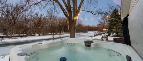 Outdoor spa tub