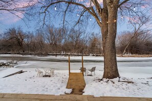 House | 3 bedrooms - Cozy 3BR Cabin With Hot Tub on Nippersink Creek (Spring Grove)