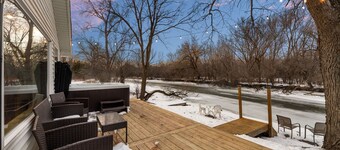 Cozy 3BR Cabin With Hot Tub on Nippersink Creek