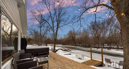 Cozy 3BR Cabin With Hot Tub on Nippersink Creek