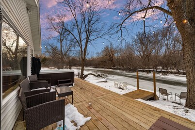 Cozy 3BR Cabin With Hot Tub on Nippersink Creek