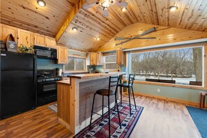 House | 3 bedrooms - Cozy 3BR Cabin With Hot Tub on Nippersink Creek (Spring Grove)