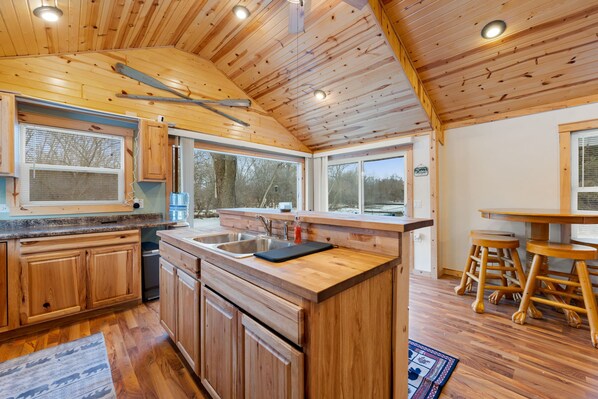 House | 3 bedrooms - Cozy 3BR Cabin With Hot Tub on Nippersink Creek (Spring Grove)