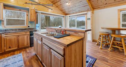 Cozy 3BR Cabin With Hot Tub on Nippersink Creek