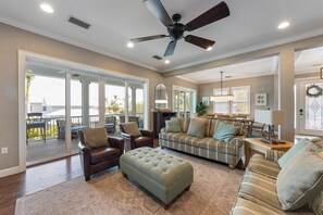 Smart TV, table football - Book now: arrive Jan 5-31 golf cart included (Anna Maria)