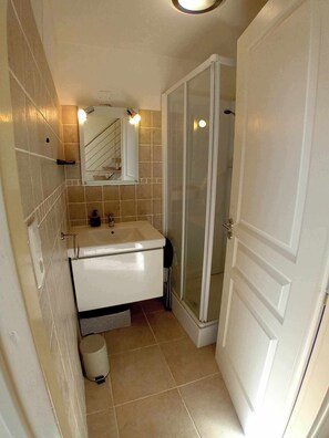 Shower, towels, soap, toilet paper - House in the heart of the maquis in Milaria, river 10min away, beaches 20min away. (milaria)