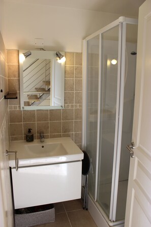Shower, towels, soap, toilet paper