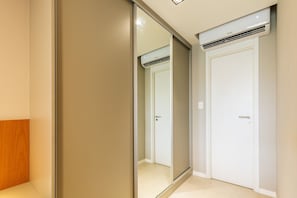 Exclusive Triple Room | Interior - Art Studio Housi Salvador by Carpediem (Salvador)