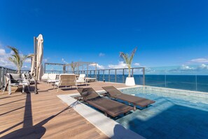Outdoor pool, pool umbrellas, sun loungers
