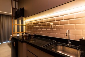 Exclusive Triple Room | Private kitchen | Fridge, microwave, cookware/dishes/utensils - Art Studio Housi Salvador by Carpediem (Salvador)