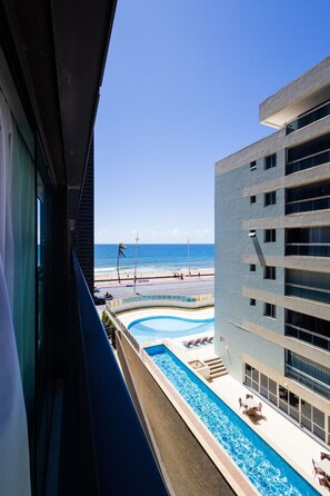 Comfort Quadruple Room | Pool | Outdoor pool - Art Studio Housi Salvador by Carpediem (Salvador)