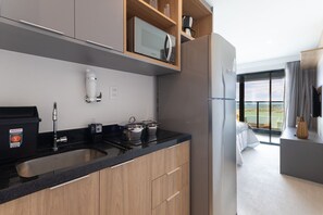 Premium Studio, 1 Double Bed, Partial Sea View | Private kitchen - Art Studio Housi Salvador by Carpediem (Salvador)