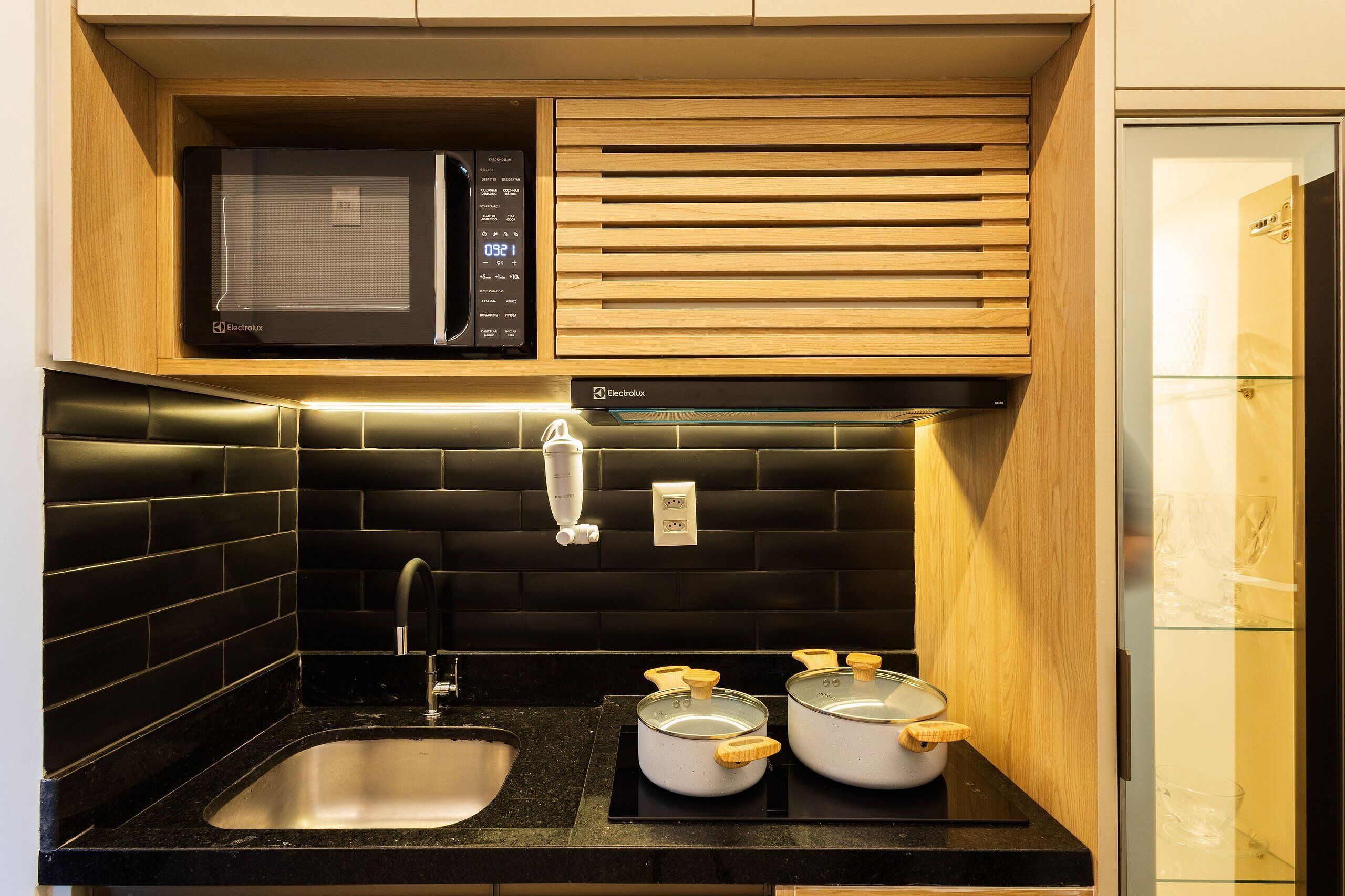 Comfort Quadruple Room | Private kitchen | Fridge, microwave, cookware/dishes/utensils