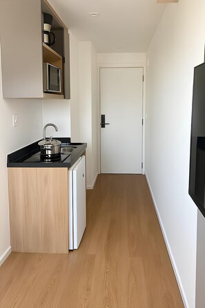 Basic Studio, Courtyard View | Private kitchen