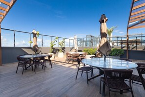 Comfort Quadruple Room | Outdoor dining - Art Studio Housi Salvador by Carpediem (Salvador)