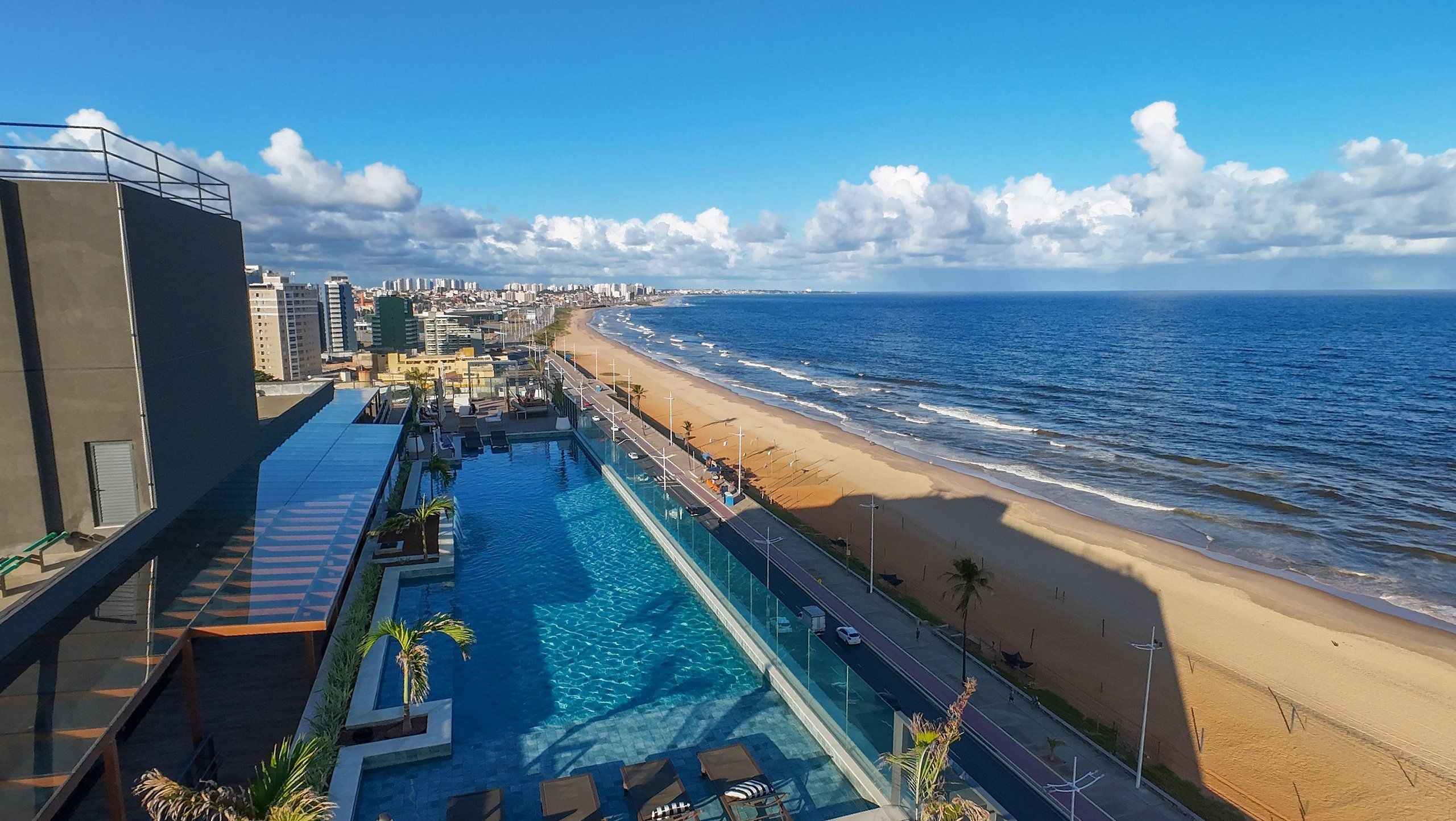 Una piscina en la azotea con vistas a la playa y al océano.