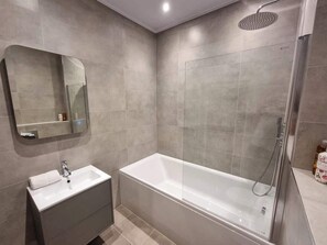 Dusche, Haartrockner, Handtücher, Shampoo
