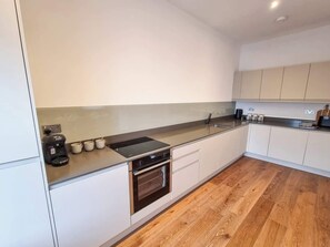 Jääkaappi, mikroaaltouuni, uuni, liesi