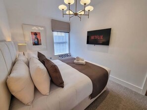 2 bedrooms, desk, iron/ironing board, travel cot