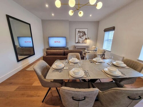 Altrincham Centre | 2 Bed, Bathtub, King Beds