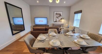 Altrincham Centre | 2 Bed, Bathtub, King Beds