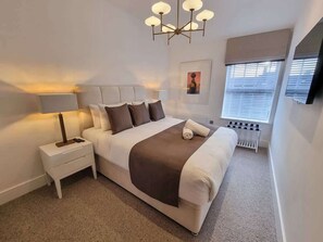 2 bedrooms, desk, iron/ironing board, travel crib