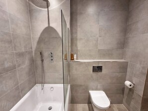 Suihku, hiustenkuivaaja, pyyhkeet