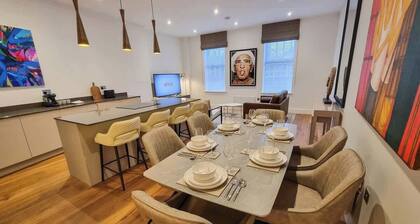 Altrincham Centre | 2 Bed, 2 Bath, Sleeps 6