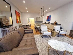 TV, offices - 2 Bed Altrincham Centre | 2 Bath | Sleeps 6 (Greater Manchester)
