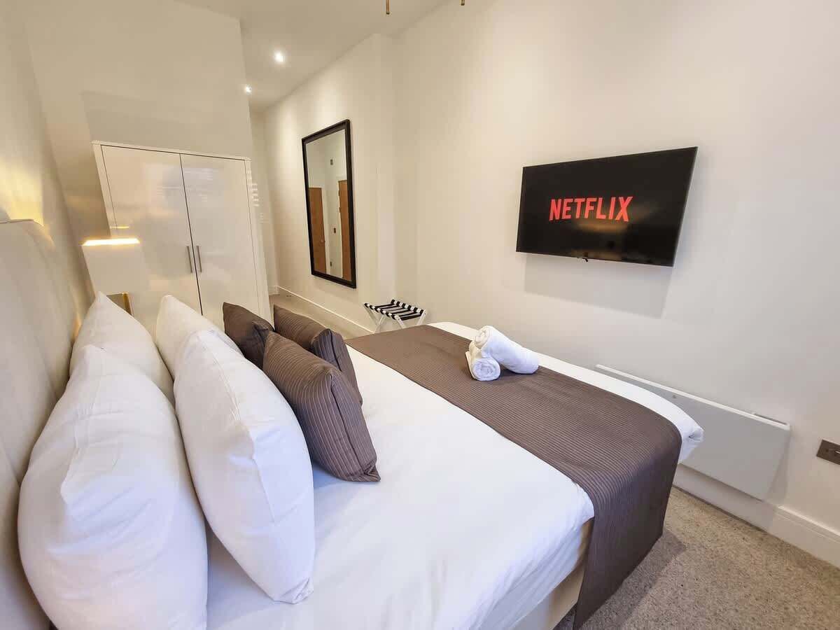 2 slaapkamers, een bureau, een strijkplank/strijkijzer, reisbedje