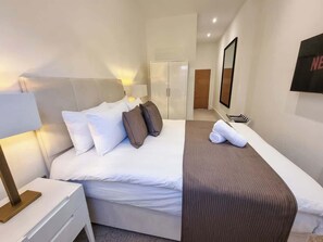 2 Schlafzimmer, Schreibtisch, Bügeleisen/Bügelbrett, Reisekinderbett