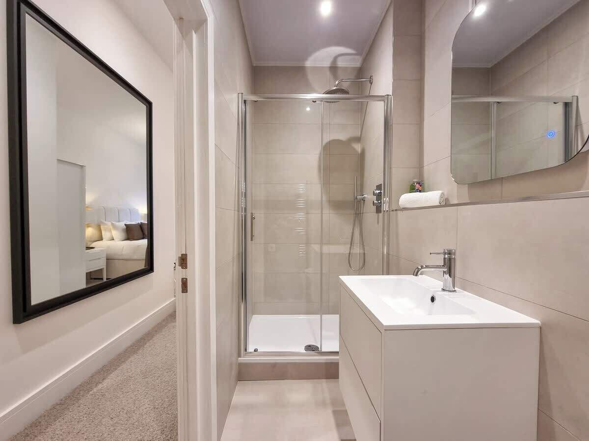 Dusche, Haartrockner, Handtücher, Seife