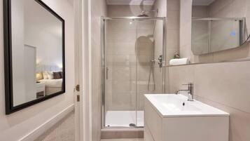 Dusche, Haartrockner, Handtücher, Seife