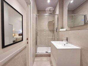 Shower, hair dryer, towels, shampoo - 2 Bed Altrincham Centre | 2 Bath | Sleeps 6 (Greater Manchester)