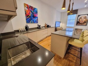 Frigorifero, microonde, forno, piano cottura